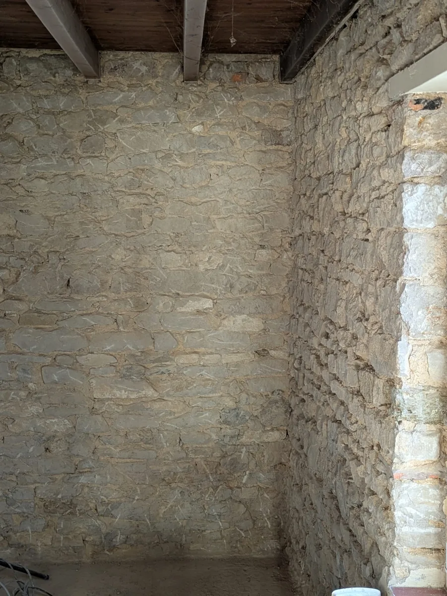 Murs en pierre brute d'un logement ancien du Havre, avant les travaux d'isolation intérieure