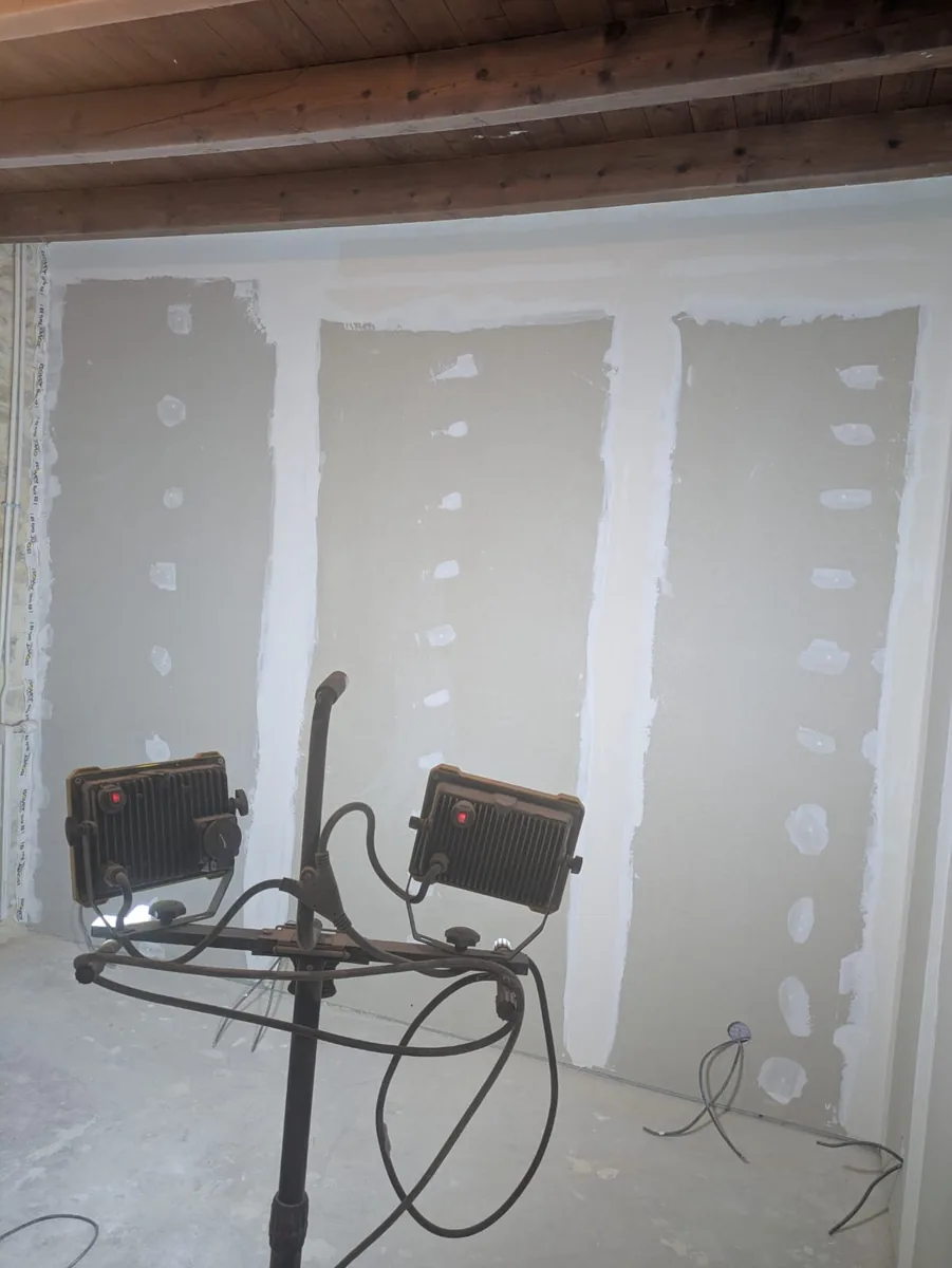 Plaques de plâtre posées par-dessus l'isolation en laine de bois, avant les finitions