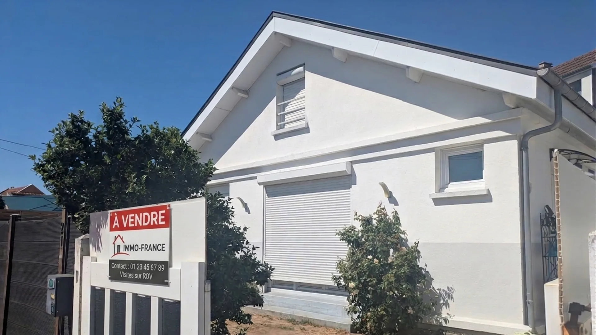 Pavillon individuel vu depuis le portail ouvert, le type de bien qu'un agent immobilier prend en mandat et dont le DPE conditionne la vente