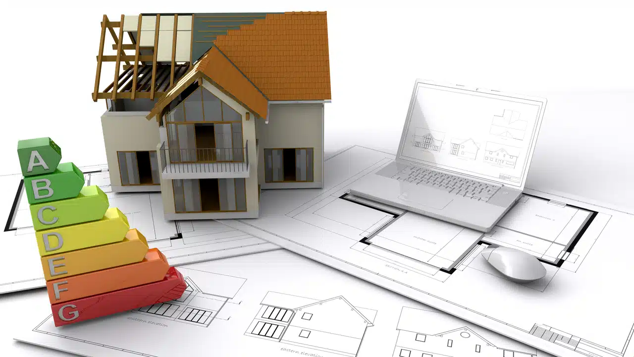 Maquette de maison en construction avec échelle énergétique DPE et plans d'architecte, illustration de la durée de validité du diagnostic